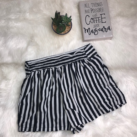 B&W Striped Shorts w Pockets - Picture 2 of 2